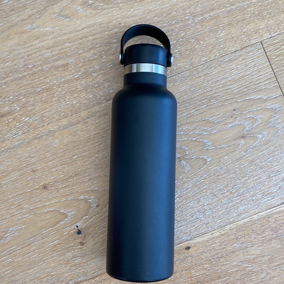 21oz BLACK HYDROFLASK WATER BOTLE - Picture 2 of 6